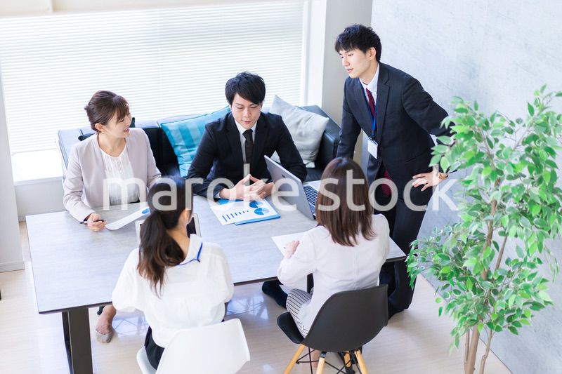 コンサルティング会社で働くビジネスパーソン