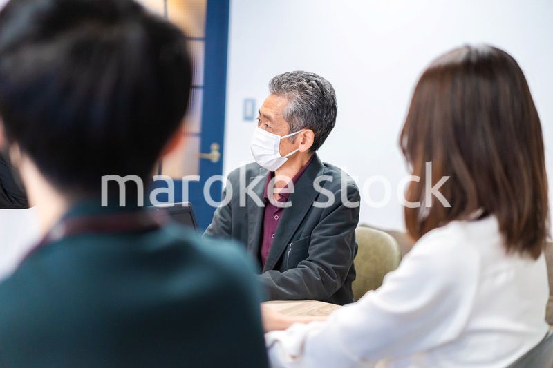 マスクをして会議をするビジネスパーソン