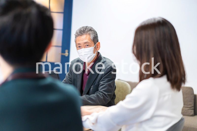 マスクをして会議をするビジネスパーソン