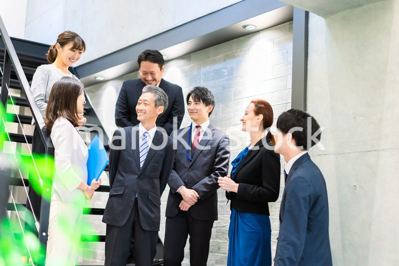 オフィスで働くビジネスパーソン