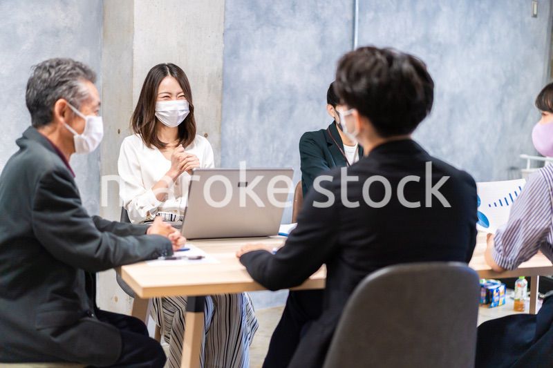 マスクをして会議をするビジネスパーソン