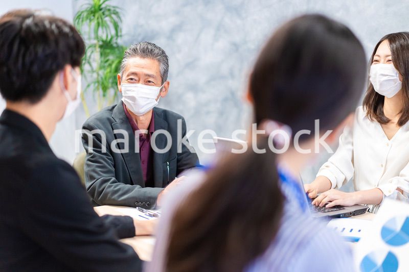 マスクをして会議をするビジネスパーソン