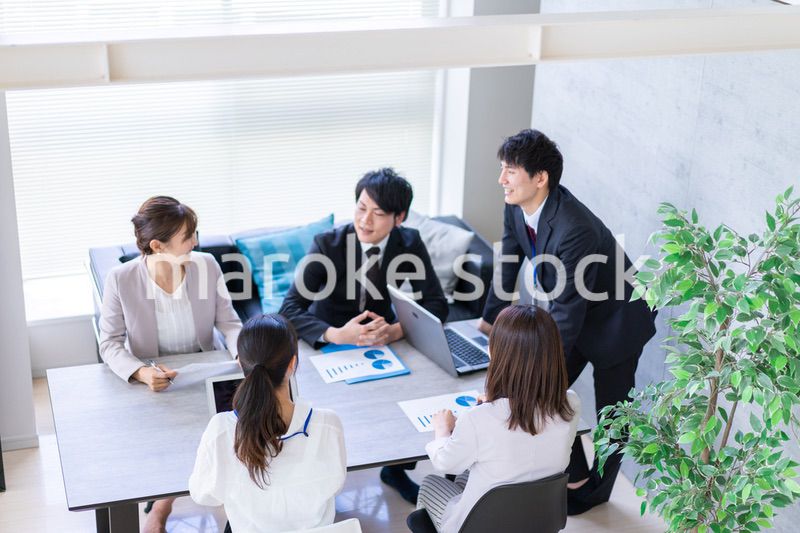 綺麗なオフィスで働く若い会社員