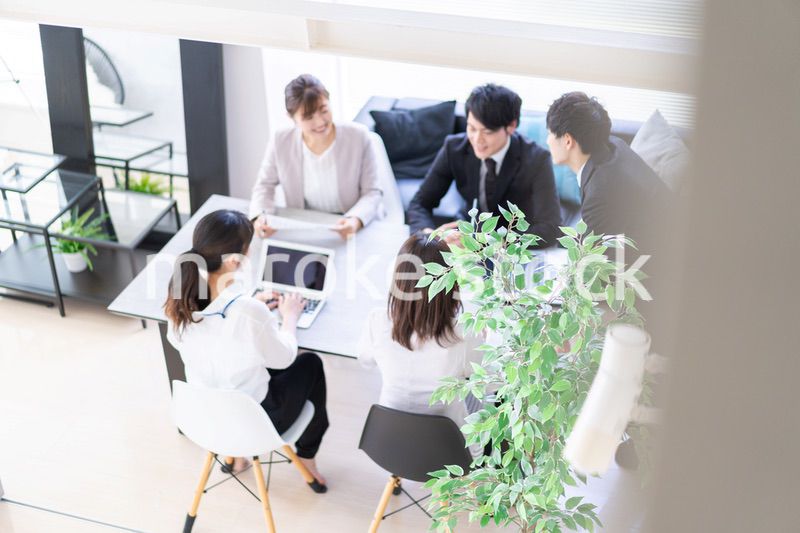 明るいオフィスでミーティングをするビジネスパーソン