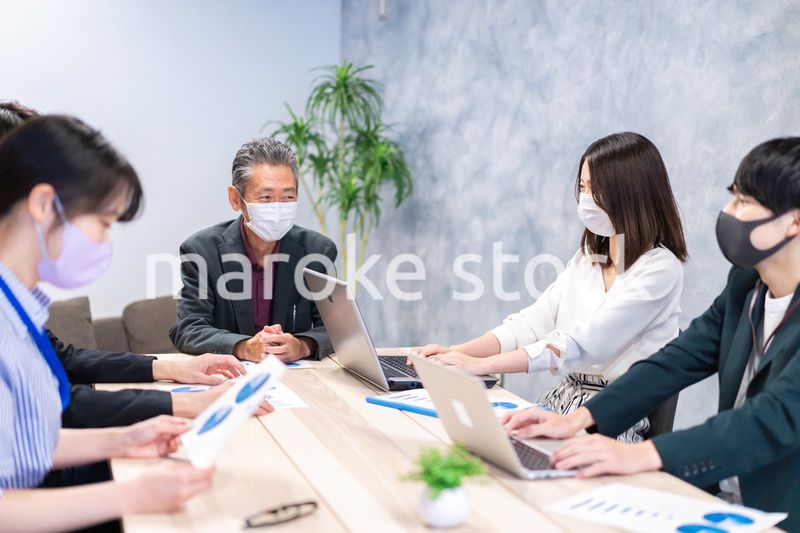 マスクをして会議をするビジネスパーソン