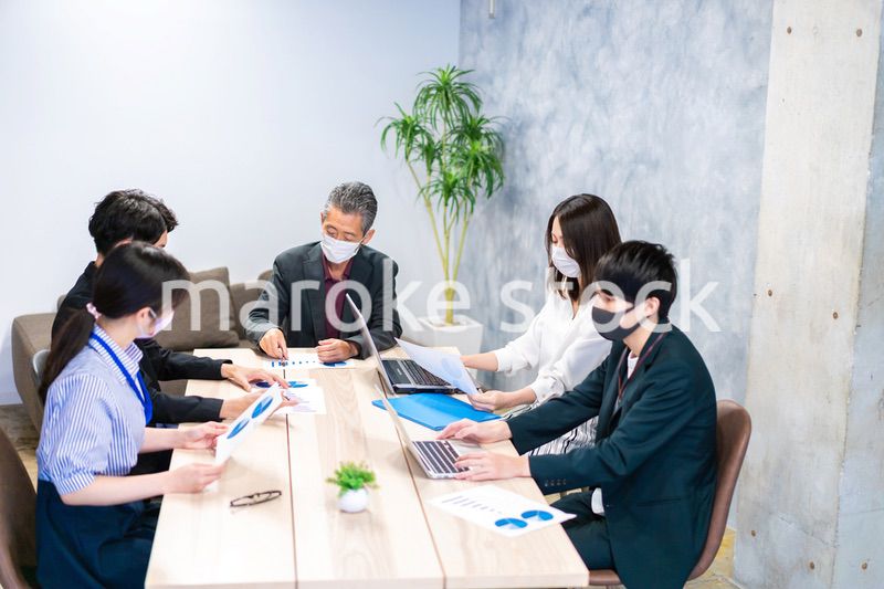 マスクをして会議をするビジネスパーソン