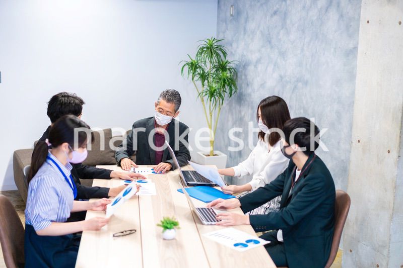 マスクをして会議をするビジネスパーソン