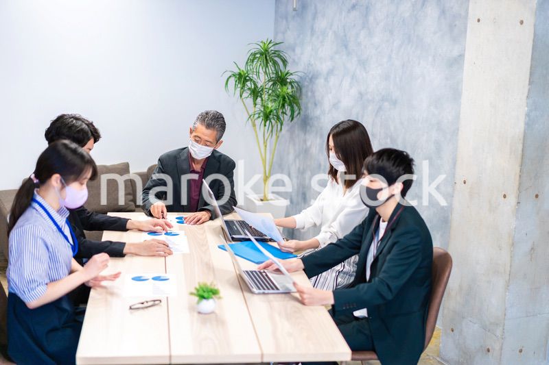 マスクをして会議をするビジネスパーソン