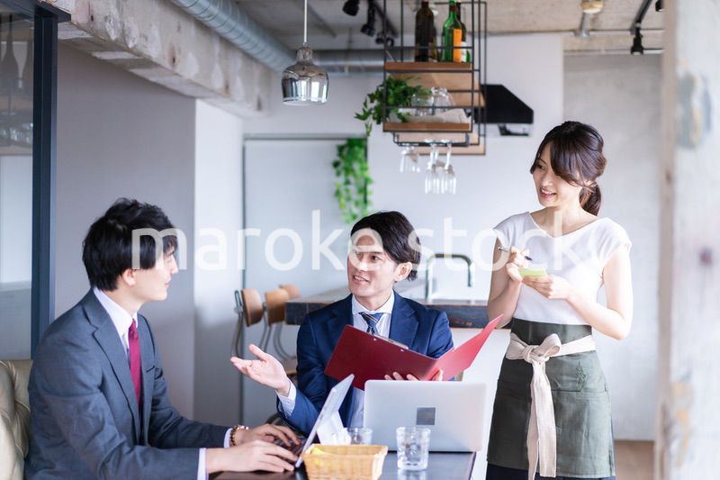 オーダーを確認するレストランスタッフの女性