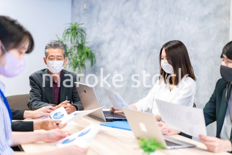 マスクをして会議をするビジネスパーソン