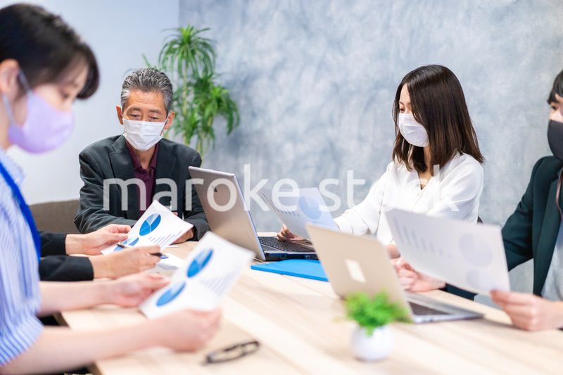 マスクをして会議をするビジネスパーソン