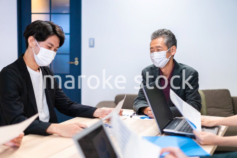 マスクをして会議をするビジネスパーソン