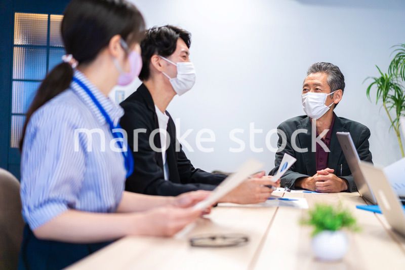 マスクをして会議をするビジネスパーソン