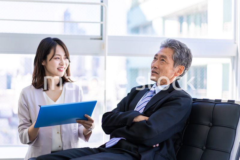 社長室で打ち合わせをする社長と秘書