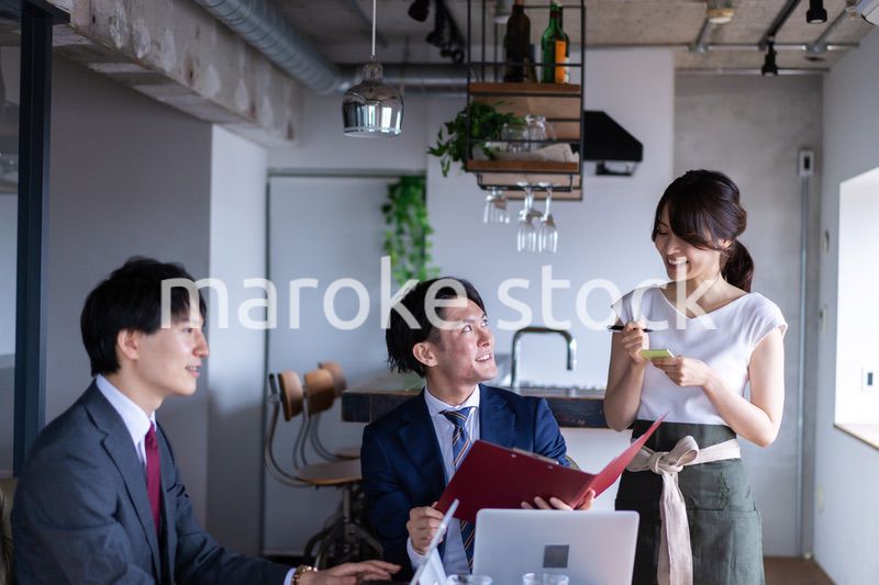 オーダーを確認するレストランスタッフの女性