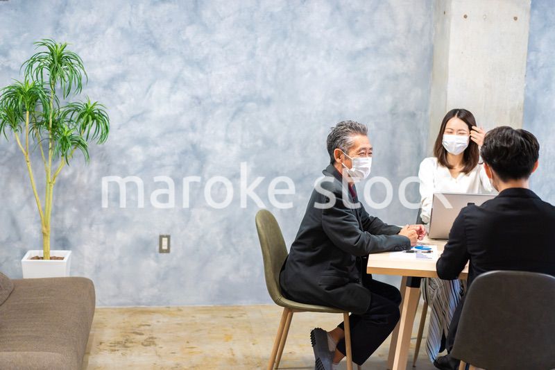 マスクをして会議をするビジネスパーソン