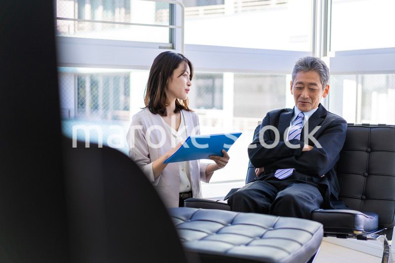 社長室で打ち合わせをする社長と秘書