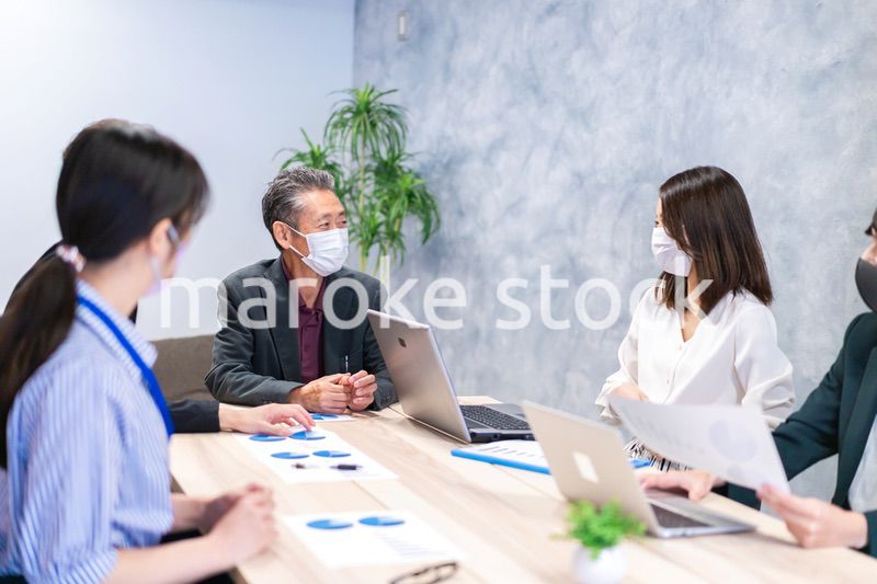 マスクをして会議をするビジネスパーソン