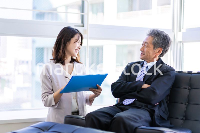 社長室で打ち合わせをする社長と秘書