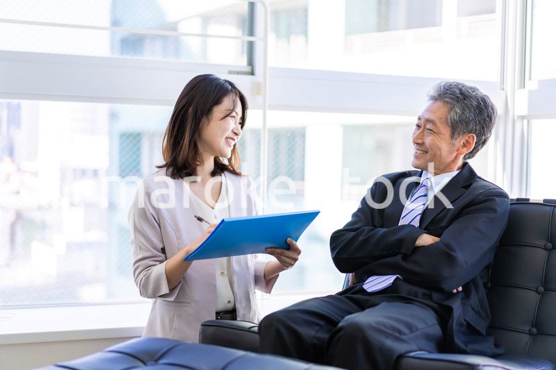 社長室で打ち合わせをする社長と秘書