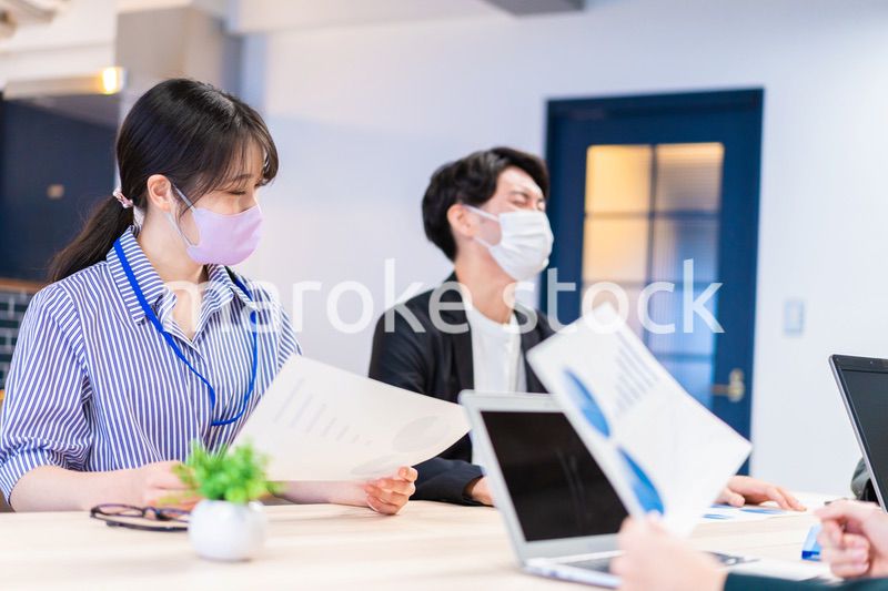 マスクをして会議をするビジネスパーソン