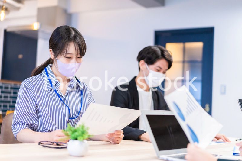 マスクをして会議をするビジネスパーソン
