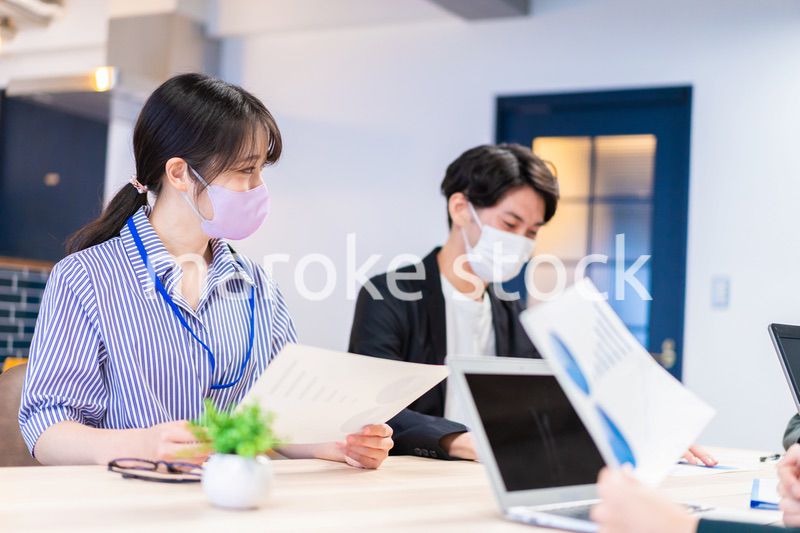 マスクをして会議をするビジネスパーソン