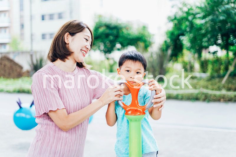 お母さんと公園で遊ぶ小さな男の子