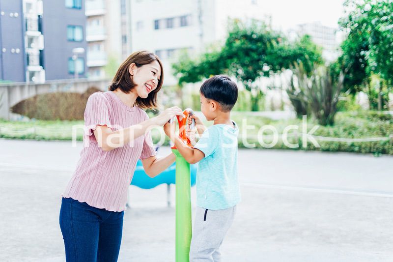 お母さんと公園で遊ぶ小さな男の子