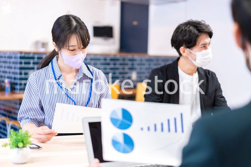 マスクをして会議をするビジネスパーソン
