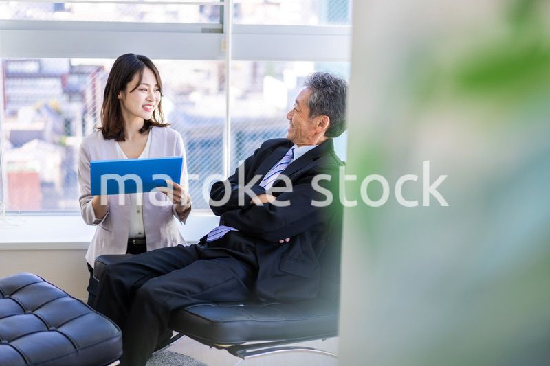 社長室で打ち合わせをする社長と秘書