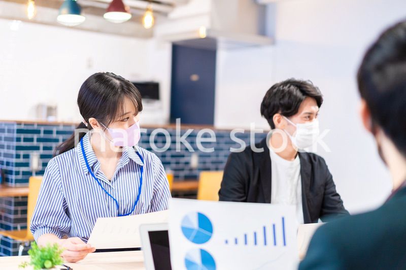 マスクをして会議をするビジネスパーソン