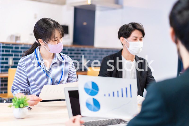 マスクをして会議をするビジネスパーソン