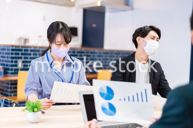 マスクをして会議をするビジネスパーソン