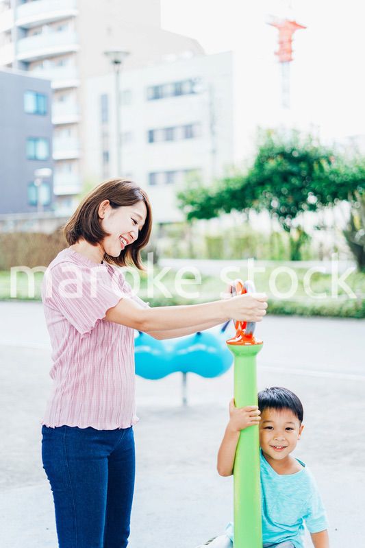お母さんと公園で遊ぶ小さな男の子