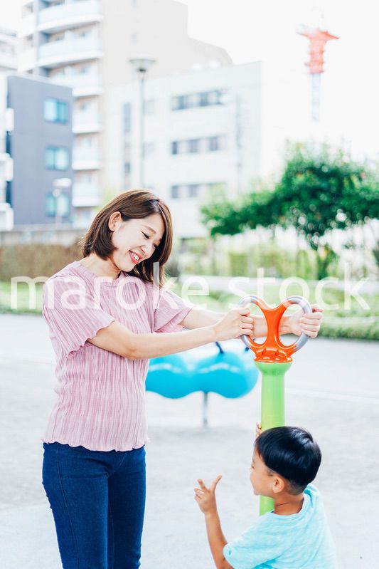 お母さんと公園で遊ぶ小さな男の子