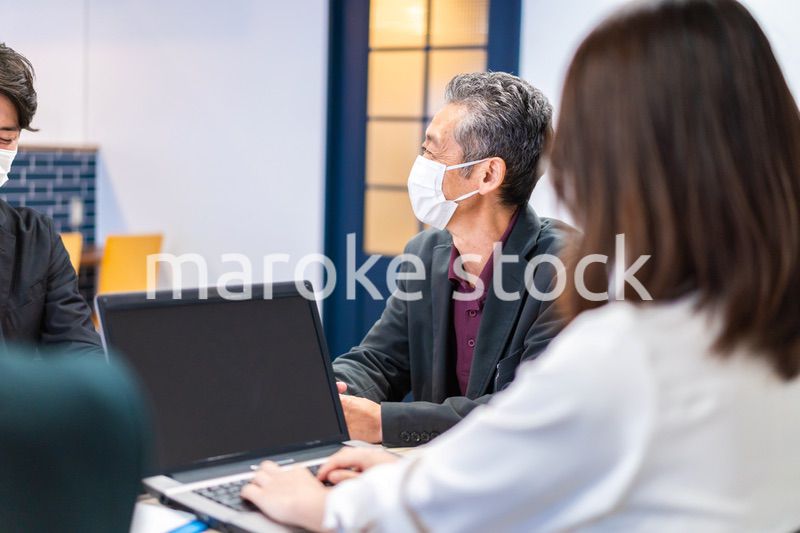 マスクをして会議をするビジネスパーソン