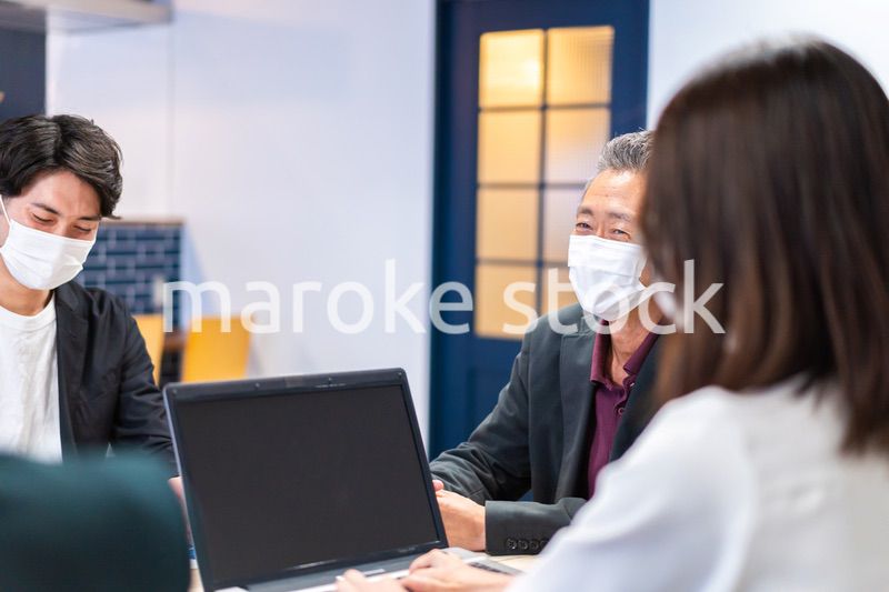 マスクをして会議をするビジネスパーソン
