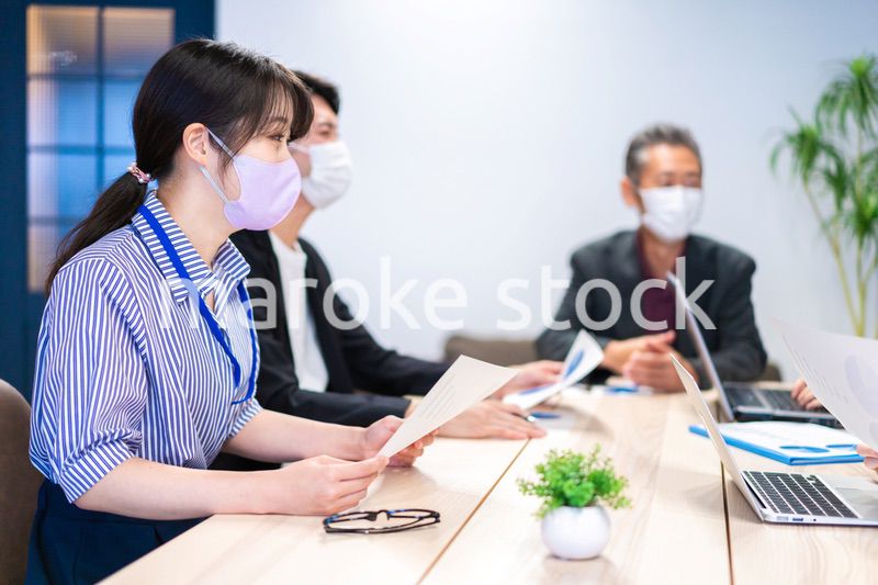 マスクをして会議をするビジネスパーソン
