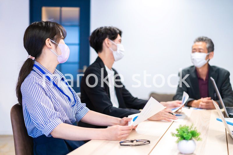 マスクをして会議をするビジネスパーソン