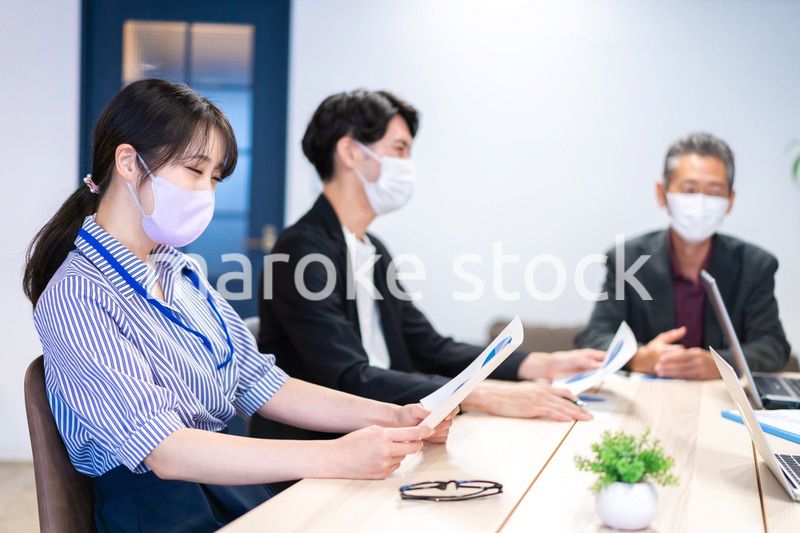 マスクをして会議をするビジネスパーソン