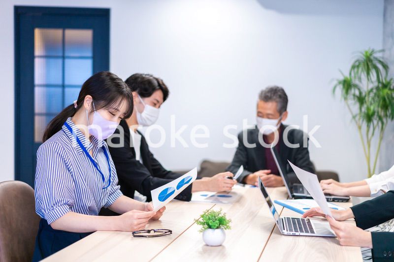 マスクをして会議をするビジネスパーソン