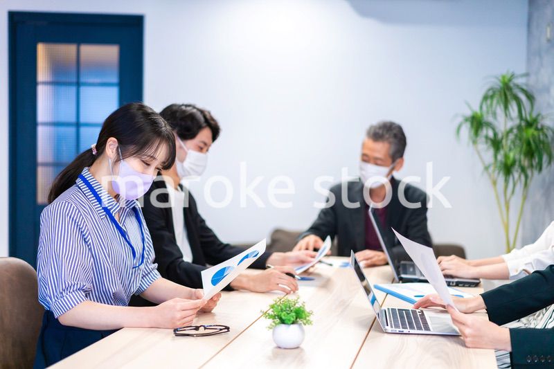 マスクをして会議をするビジネスパーソン