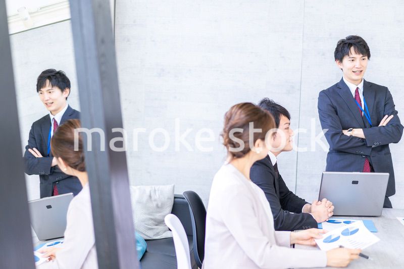 綺麗なオフィスで働く若い会社員