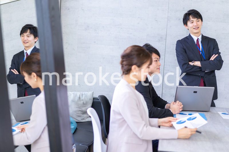 オフィスでビジネスミーティングをする会社員