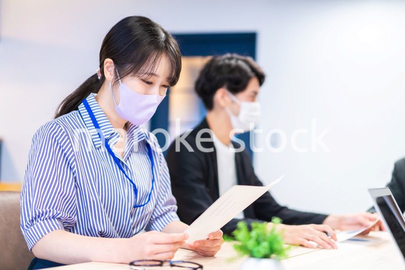 マスクをして会議をするビジネスパーソン