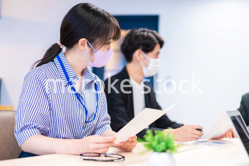 マスクをして会議をするビジネスパーソン