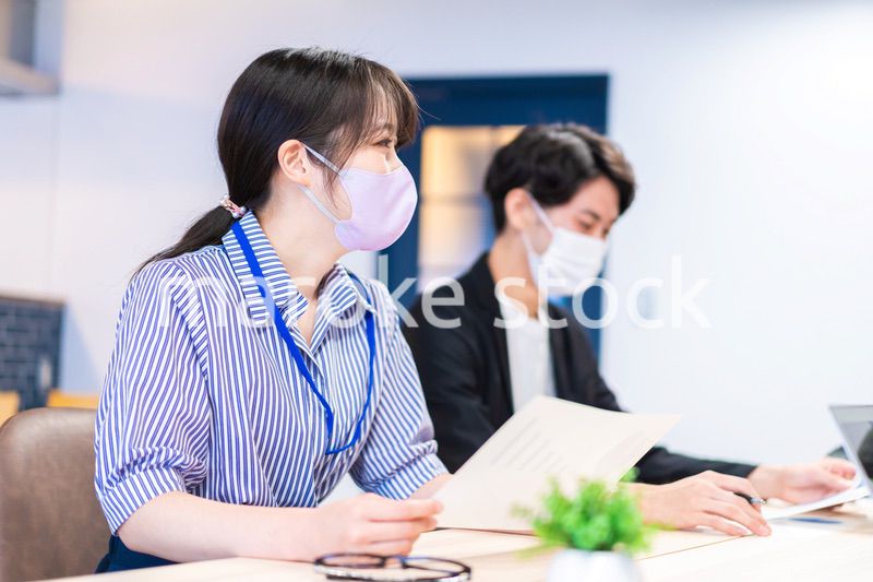 マスクをして会議をするビジネスパーソン