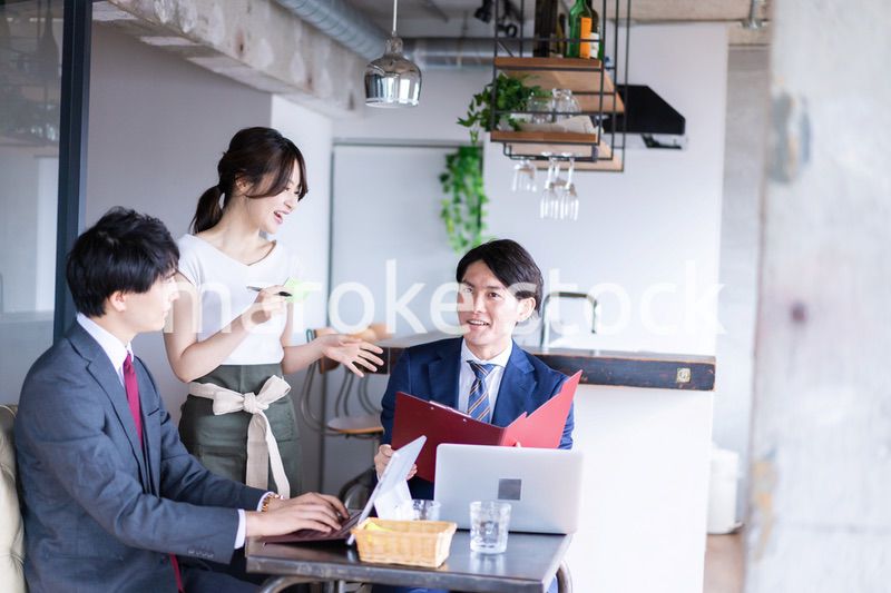 オーダーを確認するレストランスタッフの女性