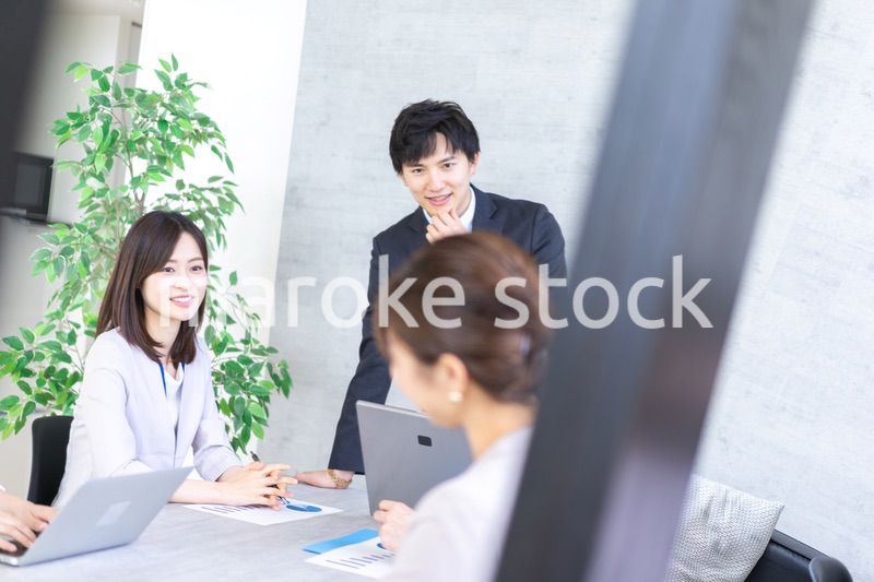 明るいオフィスでミーティングをするビジネスパーソン